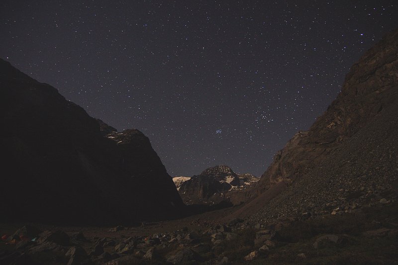 Blick auf die Sterne über den Anden in Santiago, Chile