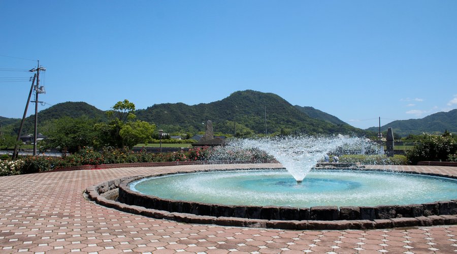 噴水広場や芝生広場を備えた園内で、のんびり過ごすのもおすすめ。さまざまな遊具も揃うので、親子連れにも人気です