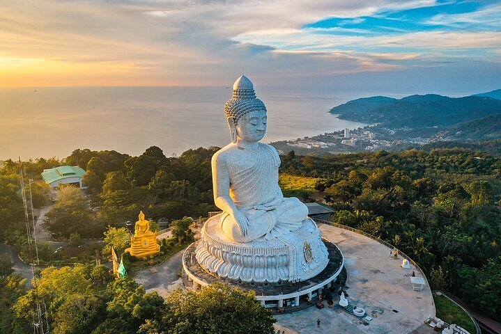 Belo cabo laem promthep na famosa área cênica do ponto de vista de phuket  para assistir ao pôr do sol