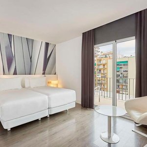 NH Barcelona Stadium Room Standard Double Triple Bed Window