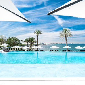 Temperature controlled double-deck infinity pool