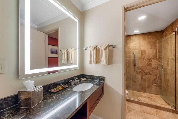 15 Exquisite Bathrooms That Make Use of Open Storage