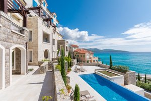 Pool & Beach