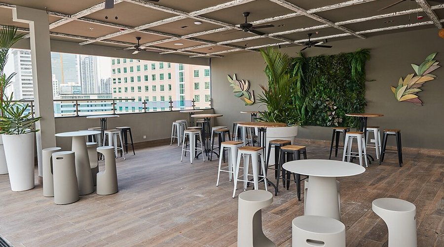 Un oasis de elegancia en las alturas: descubre la perfecta armonía entre el lujo contemporáneo y la naturaleza en Bella Vista Sky Bar. Los espacios cuidadosamente diseñados te invitan a relajarte y disfrutar de un entorno sofisticado y sereno, donde cada rincón cuenta una historia de belleza y comodidad sin igual.