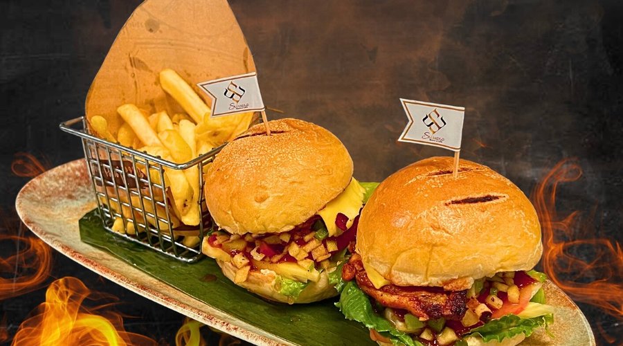 🍔 Chicken Burger Peri Peri 🌶️  “เบอร์เกอร์ไก่ย่างพิริพิริ” เมนูใหม่จากศรีวรา เสิร์ฟคู่กับเฟรนฟราย ตัวซอสมะเขือเทศเข้มข้น ตัดเลี่ยนด้วยสับปะรดภูเก็ตและสลัดซัลซ่าแอปเปิ้ล หอมกลิ่นไก่ย่าง อิ่มคุ้มอร่อยลงตัวสุดๆ มาลองกันได้เลยที่ศรีวรา บิสโทร แอนด์ คาเฟ่ อยู่ตรงสามแยกเยื้องถนนขวาง ❖ Line : @sriwara ❖ Facebook : Sriwara Bistro & Café ❖ Instagram : sriwara.cafe สอบถามเพิ่มเติม โทร 0-7662-6699, 06-4032-6699
