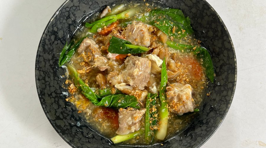  “ราดหน้าไข่ข้นศรีวราสไตล์”  มีให้เลือกทั้ง หมูนุ่ม / ไก่นุ่ม / เนื้อ / ซีฟู้ด  รับประกัน ”ไม่อร่อย ให้ต่อยเชฟ” หอมเข้มข้นสุดๆ