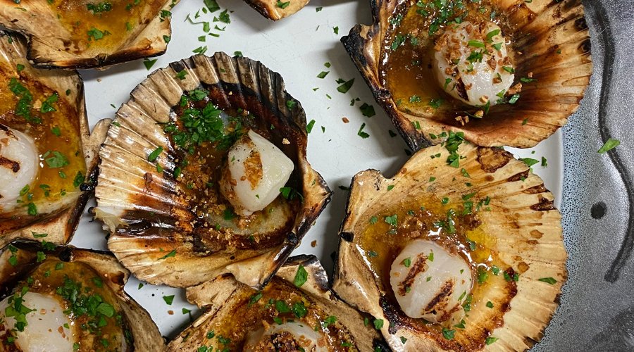 Si reservas, no te puedes perder nuestras conchas a la parrilla.