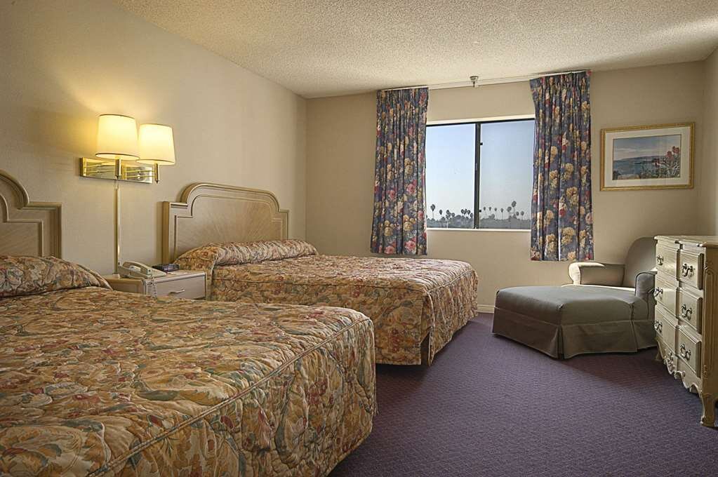 RAMADA BY WYNDHAM LOS ANGELES WILSHIRE CENTER 156 1 7 7