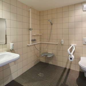 Guest room bath
