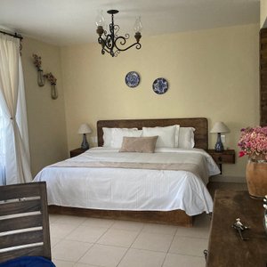 El hotel me parece muy bello. Las habitaciones son muy amplias y cálidas. Me encantó el estilo.