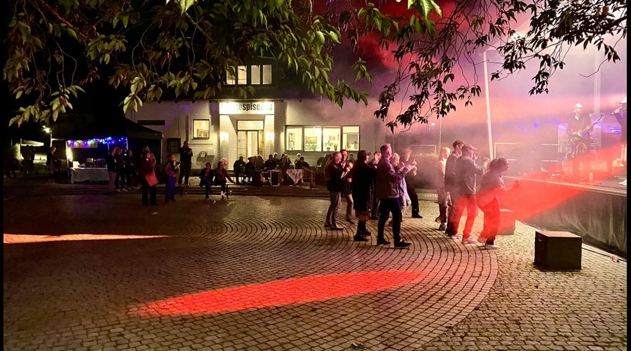Kulturafte/nat på Kropladsen foran Hvalsø Spisehus. Altid god mad til gæsterne og drinks og fadøl i baren udenfor.