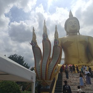 Wat muang la più grande statua del buddha in thailandia si trova a wat  muang ad angtong