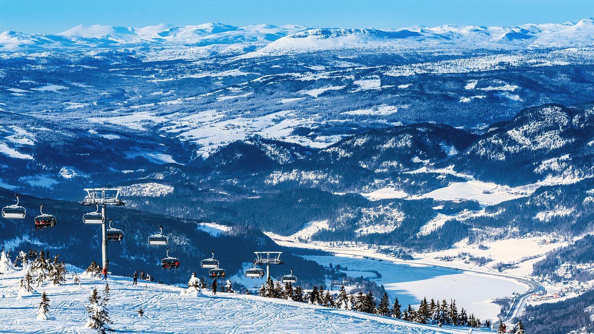 Πανοραμική θέα σε ένα θέρετρο για σκι στη Νορβηγία