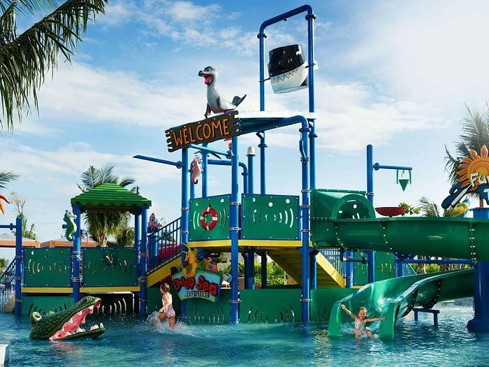 One of the small waterslides, looking across part of the pool area. -  Picture of Flamingo Las Vegas - Tripadvisor