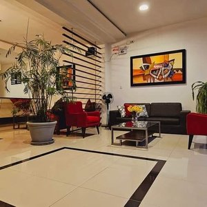 Lobby de nuestro hotel  Descubre el encanto de nuestro hotel, donde cada detalle está cuidadosamente diseñado para hacer de tu estadía una experiencia inolvidable. 🌟