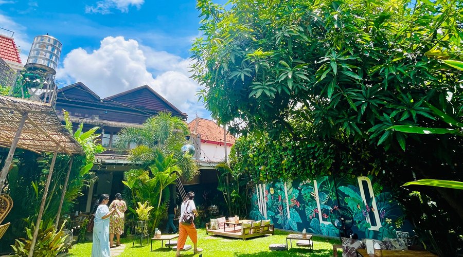Our lush garden in the heart of the city 🌴!