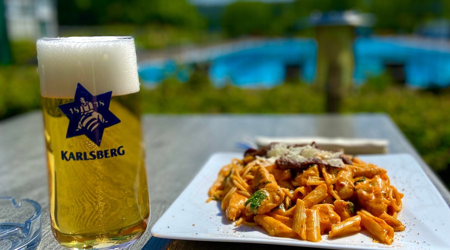 Hübscher Ausblick in JANUSCH‘S großer Sommerterrasse 😍🍽️🌊