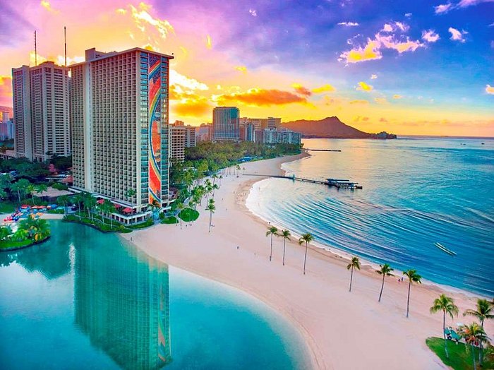 Hilton Hawaiian Village Waikiki Beach Resort - Our Paradise Pool. One of 5  pools and home to the best waterslide in Waikiki. #bestpoolsinwaikiki  #hiltonhawaiianvillage