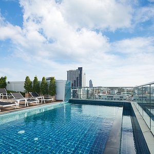 Holiday_Inn_Express_Pattaya_Central_Rooftop_Swimming_Pool02