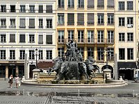 Mais pourquoi à Lyon la fontaine Bartholdi représente la Garonne ?