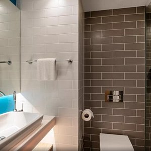 Holiday Inn Express - Bathroom 