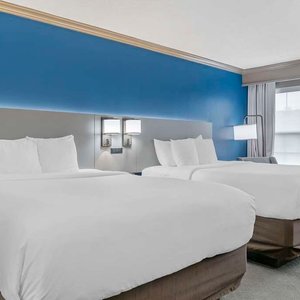 Guest room with queen bed(s)