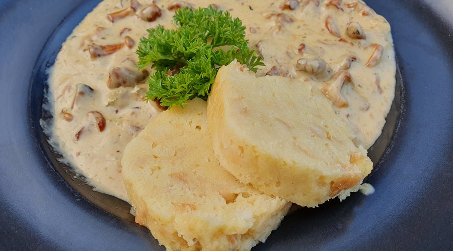 Eierschwammerl-Rahmsauce. Teigige Knödeln