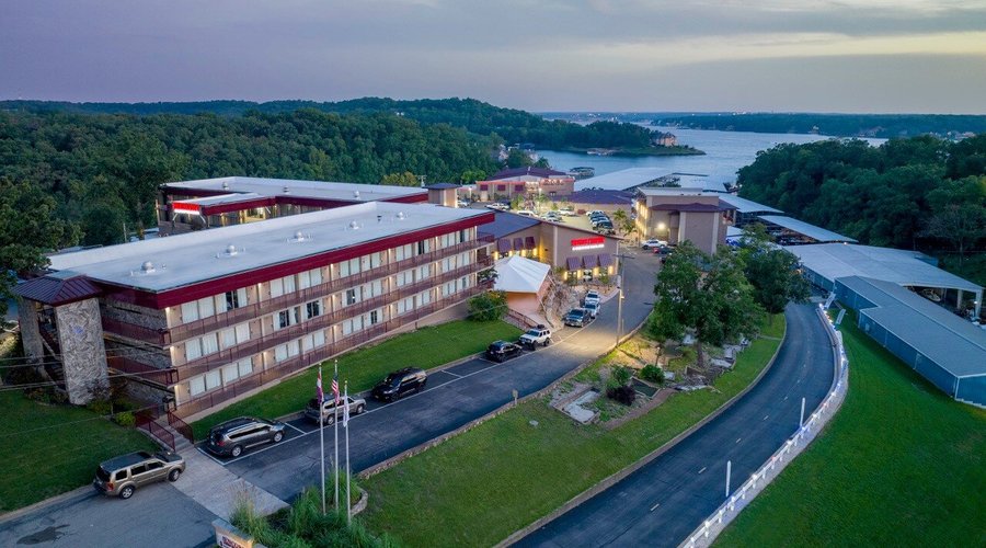 The Resort is walking distance from Lake of the Ozarks, and only 2 miles from historic Bagnall Dam. The Resort was completely remodeled in 2023, and is located adjacent to the Encore Lakeside Grill & Sky Bar. Fantastic Event Center & Wedding Pavillion. Over 15,000 square feet of Convention and meeting space. The new Townhouse offers 6 luxury hotel rooms and 2 Executive honeymoon suites. The hotel offers 145 rooms, all recently updated.