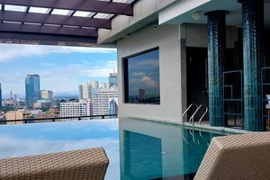 Pool & Beach