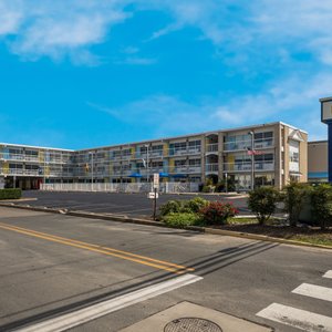 Block Party Hotels presents Beach House Dewey in Dewey Beach, Delaware.   Free Wi-Fi, Free Parking Spot Per Room, All rooms have microwaves and fridges. 
Located in the heart of vibrant Dewey Beach only steps from the ocean, close to bars and restaurants and opposite the famed Bottle and Cork Music Venu