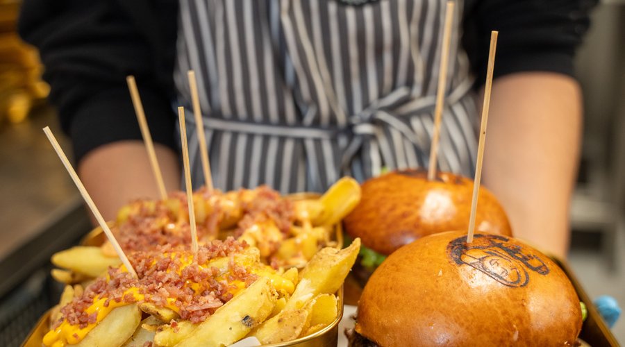 Bonelli è Fast Fresh Burgers: hamburger preparati express con ingredienti 100% local, freschi e genuini.