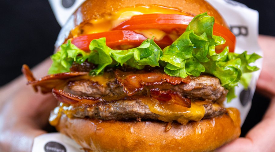 Double è MEGLIO: scegli la taglia del tuo Hamburger del cuore e goditelo dal primo all'ultimo morso!