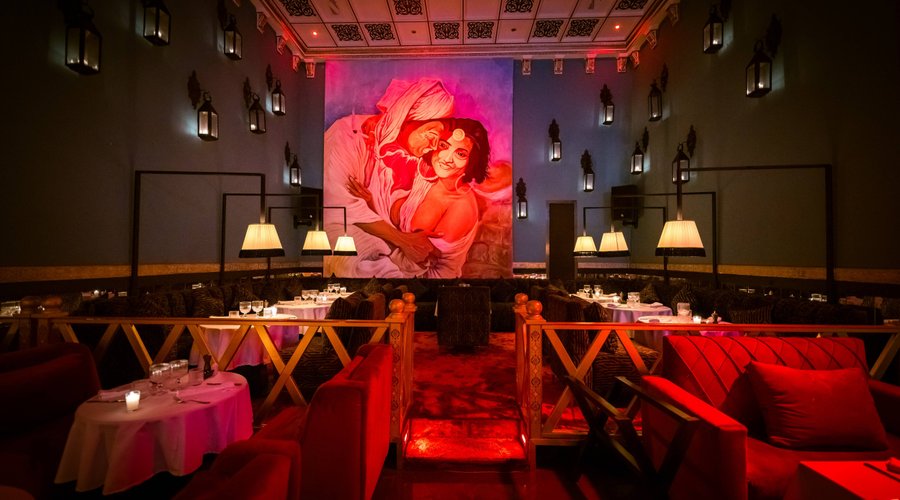"LOV, l’amour est la musique qui accompagne nos âmes tandis que des DJ internationaux créent la toile sonore parfaite pour une soirée inoubliable. Plongez dans notre concept idéal alliant cuisine exquise et une ambiance envoûtante