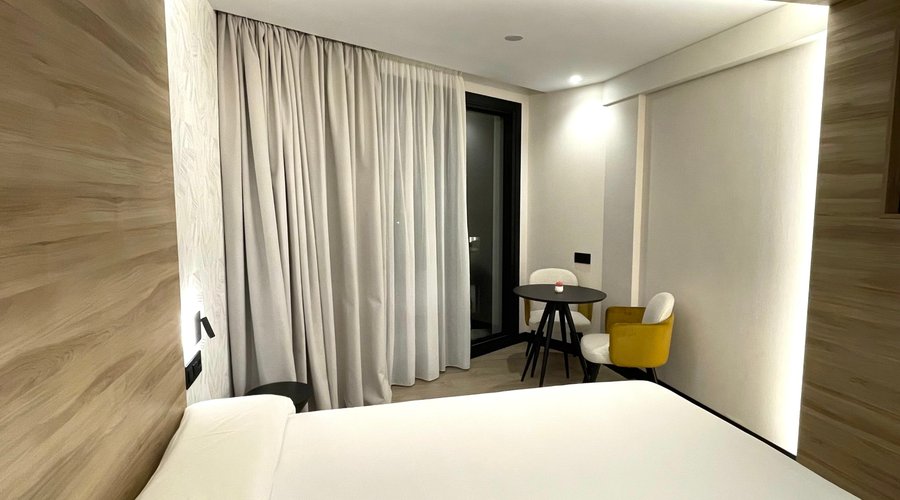 HABITACIÓN KING-SIZE primera y segunda planta . Habitación de 23m2 + balcón de 1.67m2 - Vista laterales al mar.  Habitación totalmente reformada y climatizada, con impresionantes vistas al mar desde su gran ventanal. Dormitorio con cama KING-SIZE. Baño con ducha RAINSENSE, aire acondicionado, espejo de aumento, secador de pelo, amenities ecológicos, Smart TV 50”, nevera, teléfono, caja fuerte, mobiliario exterior, parking y Wi-Fi gratuito. 