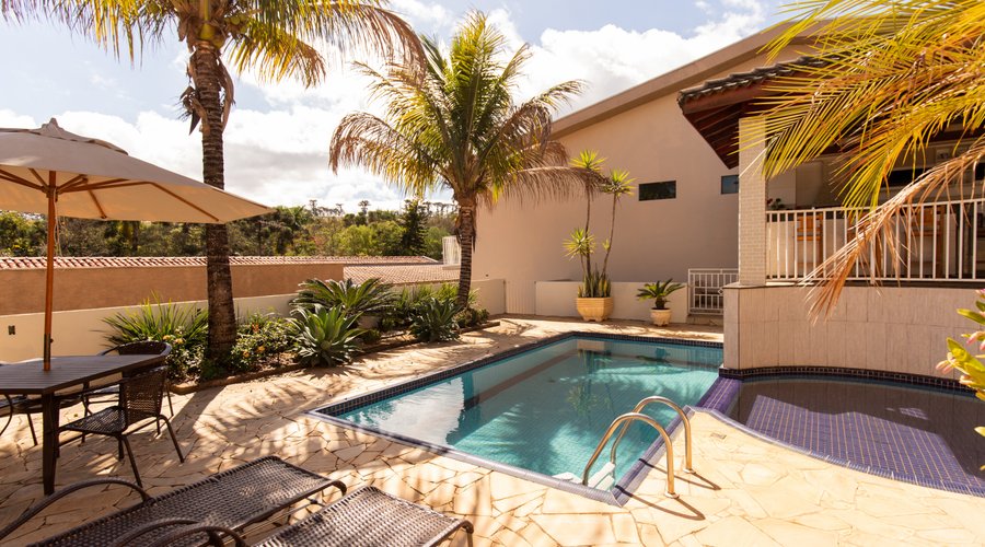 Hospede-se com conforto ao lado da Vinícola Guaspari!  Desfrute de uma  área de lazer completa, com piscina e cozinha externa. Toda equipada, muito agradável com muitas plantas que atraem várias espécies de passarinhos, e você pode apreciar um lindo pôr do sol.