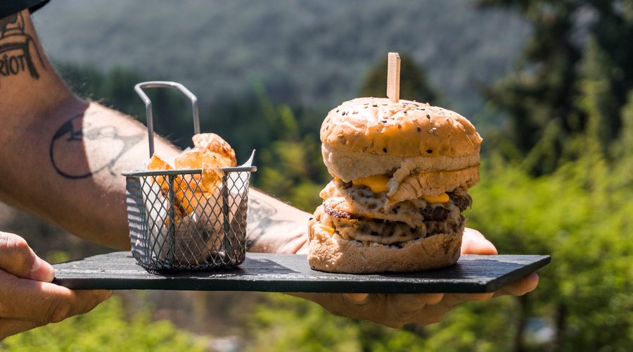 Hamburguesa de la casa con doble medallón de carne premium.  