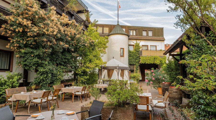 Von unseren Zimmern im Hofgartenhaus überblicken Sie den begrünten Innenhof