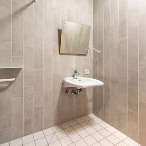 Guest room bath
