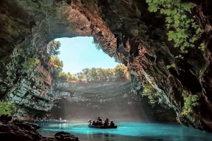 ....ドロガラティ洞窟とメリッサーニ湖、提供元：Avalon　洞窟　アルゴストリ,　ギリシャ　Tripadvisor　Travel