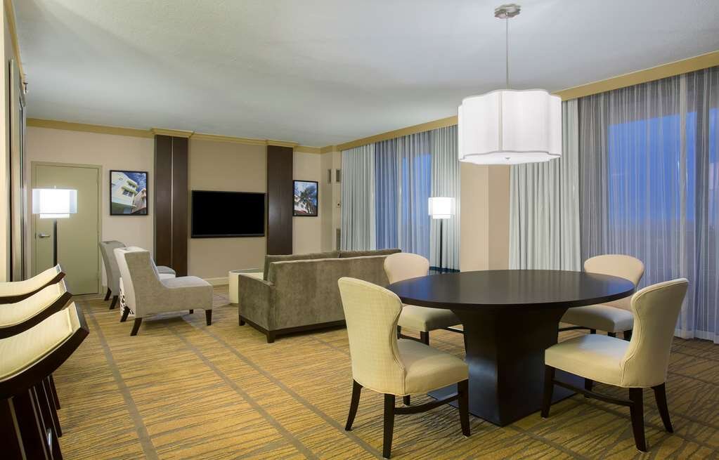 DOUBLETREE BY HILTON HOTEL MIAMI AIRPORT CONVENTION CENTER Updated   Guest Room 