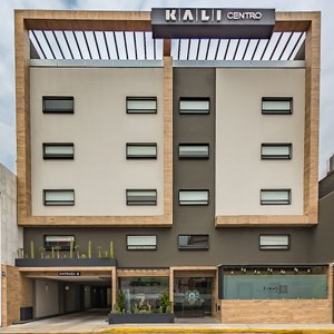 El Hotel Kali Centro se encuentra ubicado en el centro de la Ciudad de México, a unas calles del Palacio de Bellas Artes, de la Alameda Central o de atractivos mercados como el de la Ciudadela con su oferta de artesanías de toda la República Mexicana y el Mercado de San Juan donde podrás disfrutar de su suculenta oferta gastronomía mexicana.