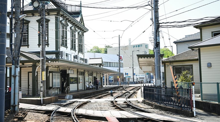 松山市駅から路面電車で約20分の「道後温泉駅」。駅舎と反対側のホームが降車場になっています。