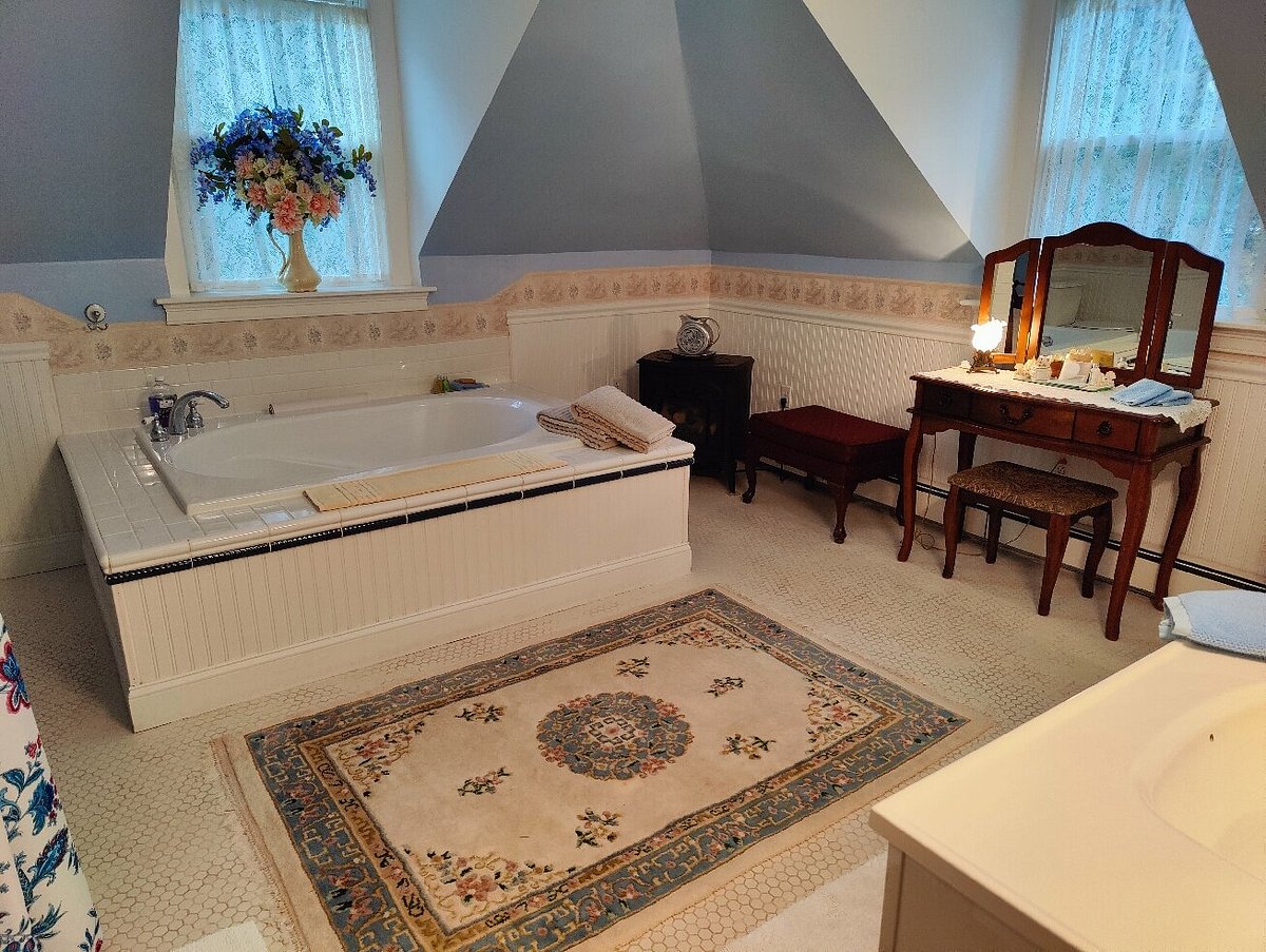 SUTTON HOUSE BED & BREAKFAST - Prices & B&B Reviews (Center Harbor, NH)