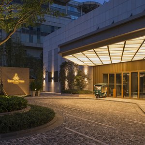 Hotel Driveaway & Main Entrance