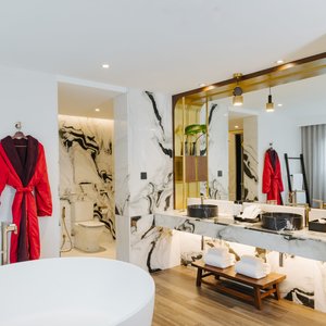 Corner suite