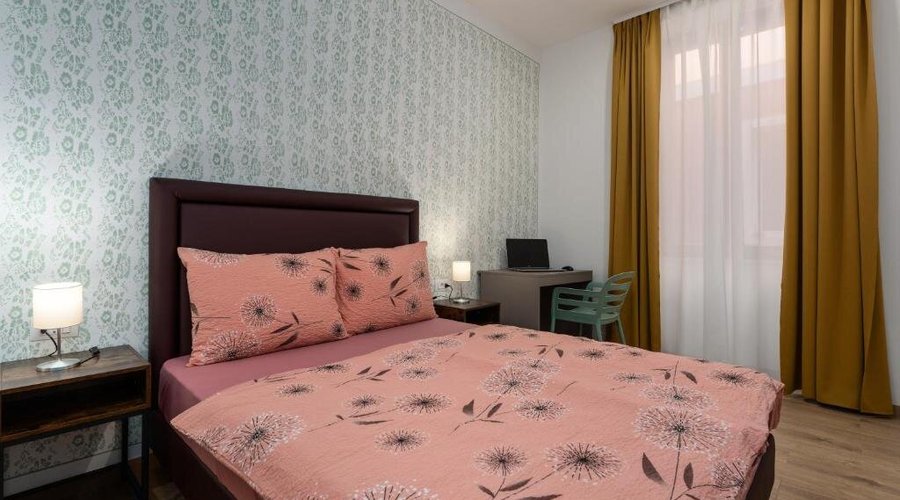 Other than shared accommodation, our hostel also offers private accommodation for those who prefer more privacy. Guests who choose to be in a private room can choose between a room with one extra-large bed, or a family room with two extra-large beds. 