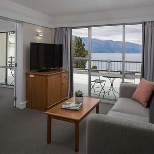 Lake View Family Room Lounge
