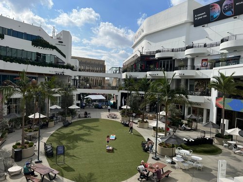 Discover the Best Shopping Centers in Los Angeles