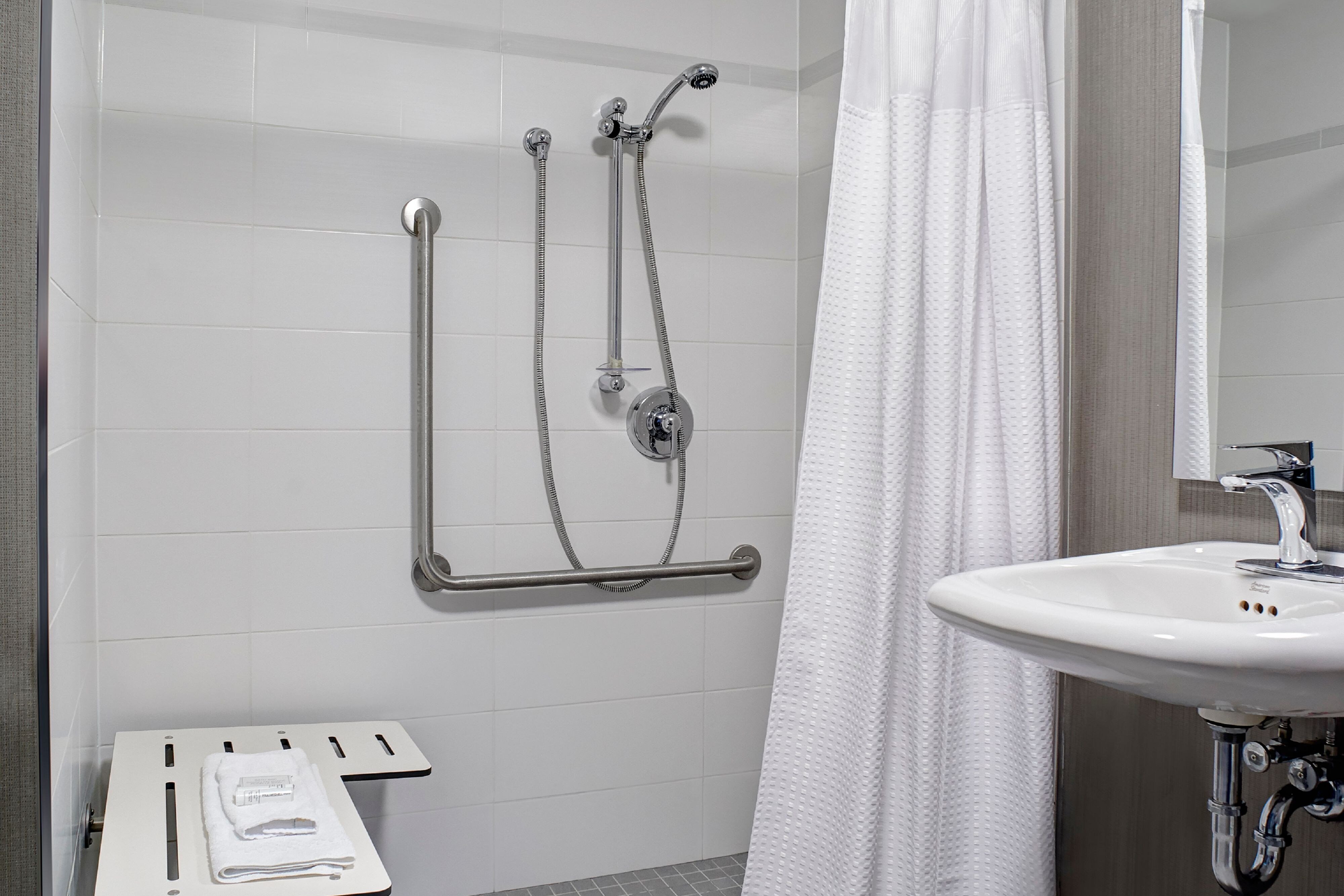 COURTYARD BY MARRIOTT TORONTO DOWNTOWN Updated 2024 Canada   Accessible Guest Bathroom 