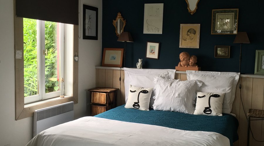 Chambre OCEANE avec 3 grandes fenêtres dont deux sur la ville et la mer, et l'autre donnant  sur le jardin